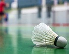 Auf dem Boden liegender Federball